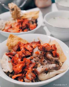 Sunday breakfast with this one 🤤🐽 (non halal). Pangsit mie kenanga, Jln. Lombok, Makassar. Makanan yg sllu HQQ 🤣 Rasanya selalu enak, pas👌🏻 Price 50k (besar)
•
•
#foodnshot #food #foodie #foodporn #foodpic #foodgasm #ear #eatclean #nonhalal #pangsitmie #pork #instafood #instadaily #instaphoto