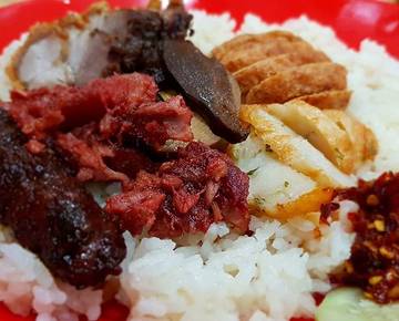 Crispy pork belly Penyet with garlic sambal + Babi Sei - pork cooked with spices and Nasi Campur @tenongcilukba is a Bomb ! Satisfied tummy :D 
Thanks to @verliawijaya :D pork lovers hahaha

#weekendgetaway #brunch #foodporn #foodies #foodgasm #indonesianfood #bandung #porkbelly #pork #delicious