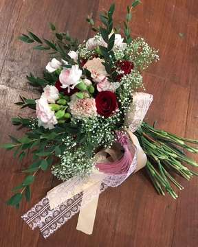 Bouquet for Sigit & Rosella engagement

#propose #decor #tablesetting #tabledetail #tabledetailer #surabayadecor #balidecor #florist #love #indraoshin #lovestory #engagement #wedding #decoration