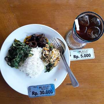 Lunch: sayur singkong+cumi masak hitam+urap.. (masakannya enak2..👍thanks mas @papiet_empit
atas rekomen tempat makan enak🙏)
#indonesianfood #indonesiafoods #foodie #warungnasienak