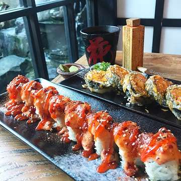‼️SUSHI LOVERS‼️
‼️JAPANESE FOOD LOVERS‼️
I’m calling you out there who love japanese foods, this is the most recommended japanese restaurant in town! @sushihanabali 
Kalau kalian kesini WAJIB banget nyobain menu “Kamameshi Original” menurutku dari semua menu yg ada ini yg paling enak. 
Really love the ambience and the foods 👌🏻❤️
.
.
In Frame:
1. Flame Mentai Roll (Left) & Volcano Roll (Right)
2. Kamameshi Original 👍
3. Salmon Mentai Don & Unagi Roll
4. Miso Ramen, topped with Smoked Chicken
5. Spicy Salmon Inari
.
.
📍Jln. Sunset Road No.239, Kuta
💰IDR 400k-500k (4person)
⏰ Mon - Sun 11.00 - 22.30 WITA
☎️(0361) 8496501
.
.
#sushi #japanesefood #japanesefoodlover #japaneserestaurant #salmon #kamameshi #ramen #unagi #foodporn #foodgasm #food #foodie #foodlover #foodpics #foodstagram #makanyuk #makanenak #makanterus #makanbareng #balifoodies #kulinerbali #kulineran #eatme #instafood #sushihana #keepeating