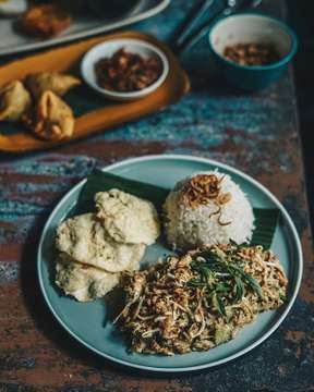Another Instagram Content photoshoot for a restaurant based in UBUD, Bali, Waroeng Bernadette who got listed at the @lonelyplanet guidebook to Bali.

Delicious, homemade food with fantastic interior decoration.

#travelingcarabrian #bali #ubud #waroengbernadette #lonelyplanet #balifood #indonesianfood #indonesia #foodie #balifoodphotographer #foodphotographer #foodstylist #pinterest #beautifulcuisine #thebalibible #balidaily #rendang #beautifulcuisines