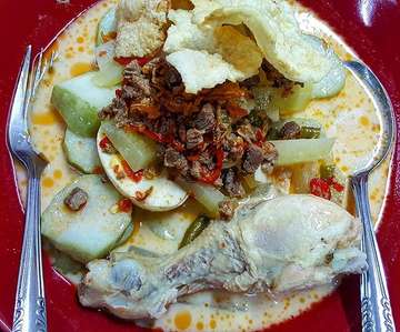 "Lontong Sayur Opor Ayam"

#KulinerIndonesia #lontongsayur #oporayam #foodporn #indonesianfood