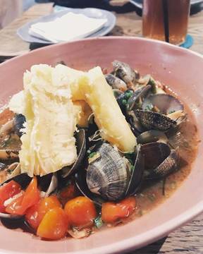 this “ Big Pot of Clams “ is indeed huge.
but you know what? ull feel never enough of it.
.
.
on the table : Big Pot of Clams, 500 gr of clams, sweet corn, cherry tomato with base gede sauce.
