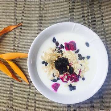 Breakfast at the Legian Beach Hotel is a 7/10. 👍🏼 I had yoghurt with dragon fruit, raisins,  almonds and dates. 😋 _______________________________________________________ #bali #femaletravelbloggers #foodie #breakfast #tropical #femaletravel #femaletravelblog #workhardplayhard #travelholic #traveltolearn #traveltolive #travelagainandagain #Travelling #skyline #travelphotography #femaletravelbloggers #travelersnotebook #worldtraveler #travelling #LeadershipSkills #SuccessTips #Happiness #Inspiration #Resilience #Passion #entrepreneurlife #jetlag #wonderlust #naturephotography #naturelovers #sleadership