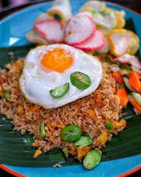 Ngiler banget nih ngeliat nasi goreng ikan teri dengan telur, lengkap dengan pete-nya yang mantaps! Nggak lupa kerupuknya yang ngasih sensasi kriuk-kriuk. -- Taken by: @eatandstories / Location: @senyumindonesia.jkt •
•
Mau makan enak? Download aplikasi terbaru Qraved! Cek link di bio Instagram kita ya!
•
•
•
#eeeeeeats #tastespotting #foodgawker #food #instafood #feedfeed #buzzfeedfood #buzzfeast #starvingtime #foodstagram #foodporn #foodgasm #foodie #food #qraved #lifeistasty #jktfood