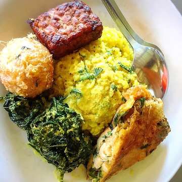 #warung #kolega #nasicampur #indonesianfood #kerobokan #foodphotography #travelphotography #wanderlust #gourmet #bali #traveler @warungkolega