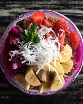 When you’re on Bali you eat colourfull smoothiebowls 🍓🍉🍌#hipster