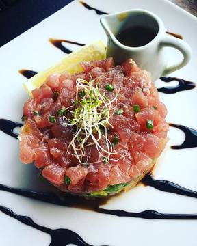 Raw tuna tartar for lunch🐟🥗 #lunchtime #seminyak #bali #indonesia #rawtuna #tunatartar #freshfood #healthychoices #dustycafe #ketodiet #ketogenic #LCHF #proteinbased #travelingasia #freelancerlife #digitalnomad