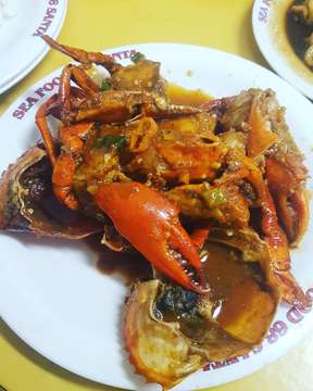 One of the best rumah makan seafood di Jakarta. Tempatnya bersih dan pelayanannya cepet banget gak pake lama. 
Gak sangka pas lagi asik makan ternyata yang antri udah banyak banget 👍
Must Try : Kepiting Saus Padang 😋
.
.
.
#seafood #culinary #kulinerindonesia #bestseafood #seafoodjakarta #seafoodsanta68 #kulinerseafood #instafood #crab