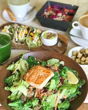 @edencafebali - wanna big bang for your buck? Then this family run tiny cafe is your best bet - super high quality ingredients make up for always perfection tasting meals! They make their own in house made nut milks and have killer high grade Matcha imported from Japan!
📸@bali_cafes #fujifilm
.
.
.
.
.
#thisisbali #balilife #balicafes #thebalibible #balifood  #foodstagram #f52grams #thefeedfeed #eeeeeats #foodphotography #foodpics #breakfast #foodblog #brunch #balimakan #makanpagi #smoothiebowl #pitayabowl #salmonsalad #matchalatte #cashewmilklatte #greenjuice
