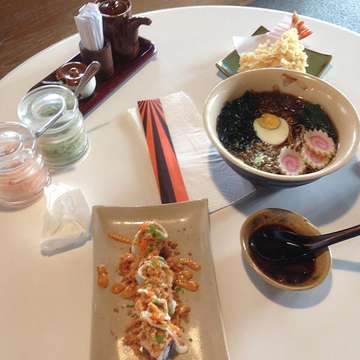 Craving for Japanese food since last week, Alhamdullilah comes true #japanesefood #lunch 🍶🍜🍙
⭐️crazy crab roll
⭐️ocha hot
⭐️tempura shoyu ramen