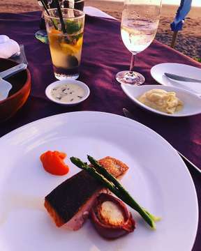 Nice sunset meal @breezerestaurant over looking the beach🍹🍽 #nofilter #sunset #salmonandscallop #seminyak #bali  #cocktails