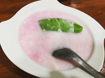 Pink and white ice..
Pisang ijo ..uenak .. .
.
.
.
.
.
#makassarfoodtravellerbyung #foodtravellerbyung #foodnotebandung #kepiting #kulinerbandung #f52grams #foodstagram #foodies #foodgram #foodporn #foodgasm #instafood #eeeeeats #culinaryphoto #foodoftheday #feedfeed #exploremakassar  #foodblogger #vscophile #anakjajan #foodshared #jktfoodbang #igfood #eatandtreats #pisangijo #dessert #banana #espisangijo