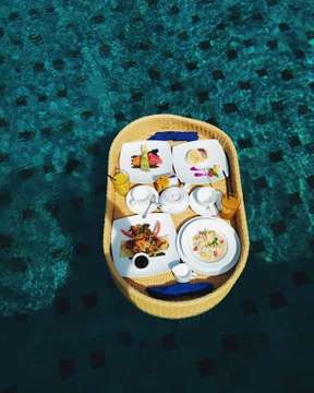 How sweet would life be if you could jump straight to the pool and get your breakfast on a floating tray everyday 😍 @kailasharestaurantubud .
-
Share your wonderful moments with us @kailasharestaurantubud #kailasharestaurant ☀🌴 Ask for special rates to: 📩 chef@puriganggaresort.com
-
•A Home In A Living Culture•
Lets keep the Tradition Alive 😇🌴🌿
-
#ウブド 
#バリ
‎#بالي
#Бали 
#발리 
#hotelgoals  #Bali #Ubud #Sebatu #wonderful_places #beautifulhotels #travelerschoice #beautifuldestinations #wonderfulindonesia #Paradise #resort #vacation#holiday #trip #pesonaindonesia #kailasharestaurant #sebatuvillagelife #ahomeinalivingculture #puriganggaresort #delicious #breakfast #floating