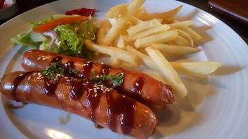 Yang dobel lebih mantaps... #sausage #beef #maknyus #double #instafood #kulinerbali #theallewaycafe