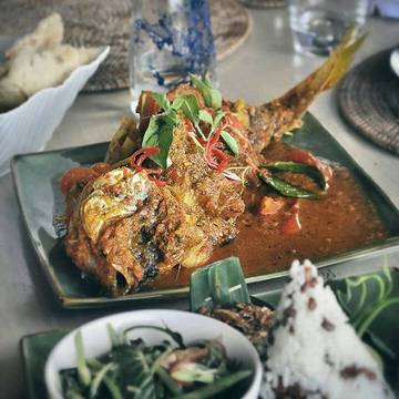 That is some legit Indo food right there 👆🏼. Fresh Fish Friday’s is a weekly event at @indusrestaurant. We have a whole bunch of weekly eats specials on our events calendar on the UbudHood website (link in bio).
•
•
📸 @indusrestaurant 
#ubudhood
•
We've hand selected the best things to do, places to stay and yummy eats in Ubud. You can check out all our fav spots, events in the hood and insider tips at ubudhood.com (👆 link in bio).