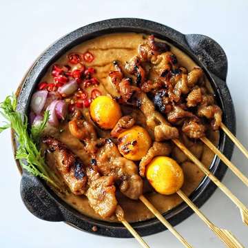 Whos craving for sate ayam, sate kulit and sate buntil? .
.
#Jajanbeken #sate #satay #kulinermenteng #indonesianfood