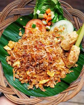 Siang siang makan Nasi Goreng Kecombrang dari @bittersweet.resto emang paling mantep. Aroma dan rasa khas dari Kecombrang dicampurin ke nasi goreng bikin sensi yang berbeda, udah gitu ditambah teri, telor dan sate lilit yang makin bikin kombinasinya terasa sempurna 👍🏼
.
.
.
💰Price:
•Nasi Goreng Kecombrang
.
.
.
📍Location: Jl. Dr. Sumeru No. 100C, Bogor Barat, Bogor
.
.
.
#perutlaparr #lunch #lunchtime #nasigoreng #friedrice #rice #kecombrang #bogor #kulinerbogor #kulinerindonesia #tasty #snack #cemilan #streetfood #enak #gedeinperut #Jktfooddestination #makananenak #makanan #wisatakuliner #food #instafood #foodpic #yummy #delicious #delish #deliciousfood #foodgasm #f52grams #food52