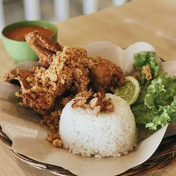 .
@ayambaraya ‘s Ayam Goreng Kremes with rice