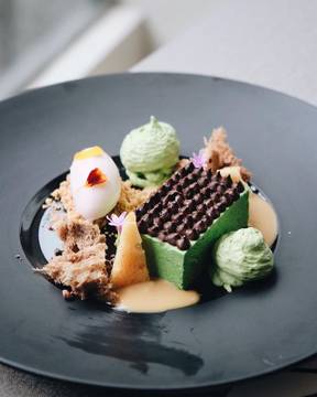 🥑Avocado Texture (IDR 80.000), Penuh, rame, tapi efektif banget di satu piriiiiing!😱 Tertata rapi dan cantik diatas piring hitam bulat. Disajikan agak dingin, ijo-ijonya terbuat dari alpukat rasanya gagitu manis teksturnya lembut agak light, gada rasa pahitnya yg biasa suka zonk ada di alpukat🙄 galupa coral sponge yg super keras mungkin terbuat dari gula lalu ada saus dulcey de leche alias susu kental manis yang dipanasin jd warna nya cokelat rasanya asin manis mirip banget kaya salted caramel (fav gue)!😀 Diatasnya ada chocolate soil dan vanilla bean ice cream disamping🤤😍 #chubbytraveller