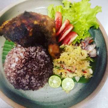 Ayam bekutut ala gastros
#foodpresentation #foodgram #foodporn #foodphotography #foodblogger #foodbloggerindonesia #makananindonesia #makananwestern #rempahrempah #k1chenette #gastronomy