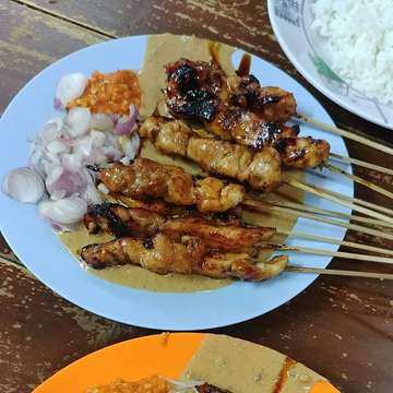 Katanya si sate 'TERENAK Di SURABAYA'
.
.
#kuliner #makan #satay #sate #surabaya #food #foodie #instafood #instapicture #instaphoto #culinary #indonesianfood #chicken #grilled #delicious