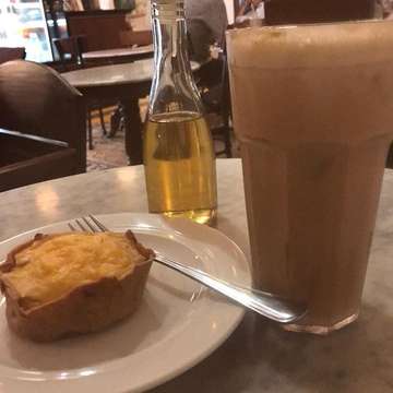 Ice latte with macaroni and cheese 😍 ternyata macaroni nya enakkk #jakarta #nighttime #coffee #coffeetime #nofilter