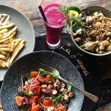 Gypsies got good taste 👌 From the truffle fries to the octopus polenta salad to the mushroom shell pasta to the healthy #5 smoothie - 5 stars. .
.
.
#canggu #bali #indonesia #wanderwmnbali