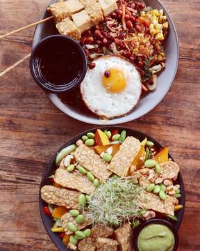 Perfect lunch look alike! If you’re planning a trip to Bali, make sure you stop at @thecashewtree to try the nasi goreng called “the local bowl” or any other yummy option from the menu! 😋✨
•
•
#wanderlust #balivibes #balifoodies #balilife #nasigoreng #healthybowl #asianfood #balifood #lifewelltravelled #intenselyalive #summerbowl #balicafes #baliguide #perfectlunch #binginbeach #bingin