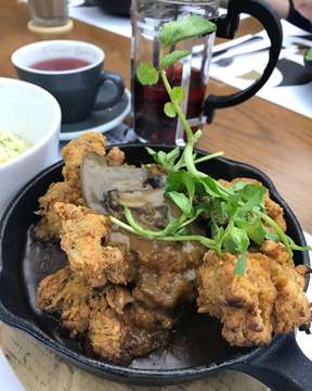 Weekend starts now!! And what’s not to love about this food.. perfectly seasoned fried chicken with generous mushroom sauce. Then, top this up with nice chitchat 😉 owell one happy gal here 💃💃 #friedchicken #weekenders