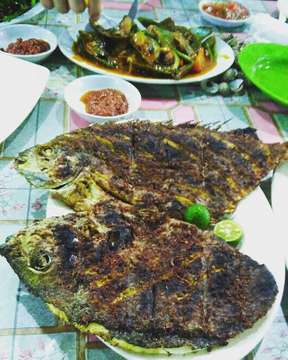 Last night's #postworkout meal: a big-ass grilled #rabbitfish / ikan baronang (don't know how much it weighed but it was about 30 cm long and 130k rp). Ate that muthafucka all by maself! Was a bit too full tho even with only half a portion of rice (and some blood clams / kerang darah) but i needed it to make some mo' #gains anyway (muscle soreness all over the place of working out after being sick for a week).
#eatwhatevertheFUCKyouwannaeat
#dowhatevertheFUCKyouwannado
#allkindsofgains #allkinds