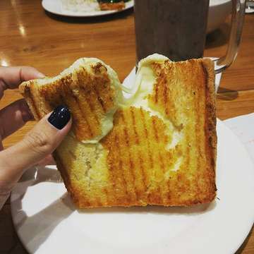 Pappa Cheese Toast from @papparich.id 🍞🧀 that gooey melting cheese with buttery crispy toast are a perfect match! 💛 Yummy 👍
.
.
#pappacheesetoast #papparich #meltedcheese #yummy #savory #buttery #crunchy #cheesytoast #ilikeit 💋