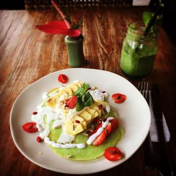 It’s all about the green today! Yummy!
#greenfood #greenpancakes #greenrestaurant #greenwarung #noplasticplease