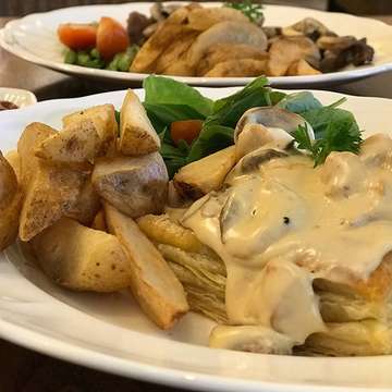 french cuisine with tebet price 👌🏼
.
🇫🇷
🍴Frenchie
📍Tebet Barat Dalam Raya no.29
💸100-200 per orang 😋😋😋
#escargot
#escargotunder50K
#frenchcuisine
#frenchcuisinejakarta