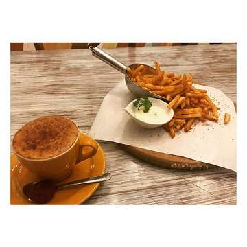Enjoy your coffee and skip the day.
.
.
.
📍 Kopium Artisan Kelapa Gading
☕️ Roasted Almond Creme Brûlée ( 5/5 ).
🍟 Cajun fries with mayonnaise ( 3/5 ).
💰 3/5.
.
.
.
#kopiumgading #anakjajanmasakini #JalanJajanKety