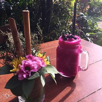 A simple smoothie from @intherawbali is all you need on a hot day like today.
.
.
.
#healthylifestyle #healthyfood #fuelyourbody #fitfam #plantbased #plantpower #vegan #healthy #happy #whatveganseat #veganfoodshare #fitness #foodporn #healthyliving #bali #sun #indonesia #vegansofig #travellife #beachlife #eatclean #fruit #smoothie #cleaneating #hotday #dragonfruit #berries #blueberry #sunnyday #sunny