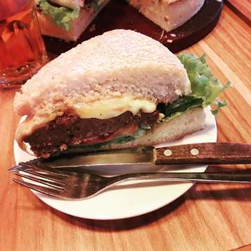 Okay this is not a burger cake, but this is the famous Fat Man Burger from @introjazzbistro, 750g of delicious ground beef patty with caramelized onions, cheese and eggs. Definitely for sharing... #burger #beefburger #cheeseburger #dinner #sharing #bigburger #cafe #dine #introjazzbistro #bsd #serpong