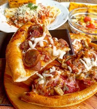 Hello pizza 💕 #milanpizzeriacafe #milanpizza #pizzameatandmeat #foodpost #kulinerdepok #instafood #jajanandepok #pizzalover