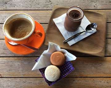 The macaroon is THE BEST! Super light, crispy+moist, fresh, not to sweet. I could say this macaroon has the same taste with twinnings. The best in Bali! The price @16k/pc. The coffee isn't the best, but still good tho.
