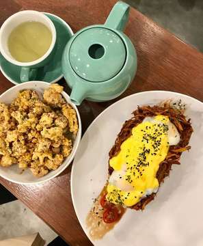 Simple coffee shop, not too big. Pretty cozy. On pic: Pulled Pork Eggs Benedict and Salted Egg Chicken Bites. Unlike classic egg benedict, they use pulled pork and believe me, they put A LOT of em. It’s too flavorful, too sweet for me I can’t taste the bread or the egg. The chicken bites are delicious, simple, easy snack.
.
Pulled Pork Eggs Benedict
Taste: 🍳🍳
Price: IDR 60,000
.
Salted Egg Chicken Bites
Taste: 🍗🍗🍗
Price: IDR 40,000
📍Trunojoyo 69 Surabaya
.
.
.
#rennyeats #eggsbenedict #brunch #weekendvibes #sundayvibes #coffeeatlouis #cafesurabaya
