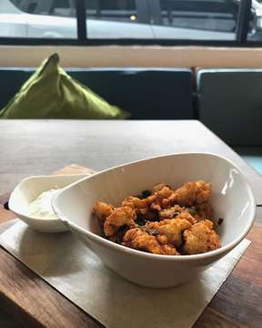Calamari Cubes 🐙 (45k)
.
Honestly, I think it’s a little pricey for a little portion of snack, opss..🤭 .
.
But 🍩 worry, when you visit @thethirtysix , I have better option with more ‘generous’ portion that worth every penny here : ✨Popcorn Chicken✨(42k)😝👌🏻
#thepeekyeater #notapickyeater