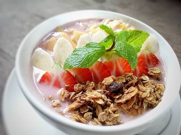 Chill your body with our "smoothie bowl" @kokuncafe .
.
#smoothiebowl 
#healtyfood 
#healtylife 
#bodygoals 
#kokunkitchenandpastry 
#delidps 
#deliciousbali 
#infodenpasar 
#punapibali 
#denpasarkota 
#denpasarnow 
#halalbali 
#nongkrongdidenpasar 
#nakbali 
#kulinerdenpasar