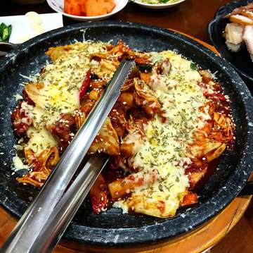 #korean #lunch at #bumbusatu with the #boentaran cousins today!! #sogood! Best #gamjatang and #tokpokki Ever! 
#food #yum #idontpostcrappyfood #koreanfood #boentaranfamilygathering #makanmakan #oink #jokbal #cheesedakgalbi #instafood