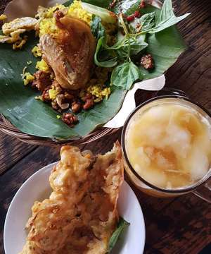 Best of Indonesian delicacy
#indonesiandelicacy #indonesianfood #balabala #bandrek #bandrek kelapa #nasikuning #nasiuduk #cuanki #bandungkuliner #culinary