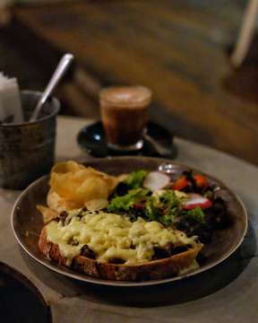 ...
This is the first time I shot food with ISO-6400. It's quite dark here, and the result is... not pretty good enough, 😂.
Aahh yeess, this meal is called Mushroom Melts. Such a great meal for my last evening at Bandung, 😁.