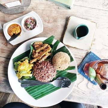 Lunch at one of my favourite vegan places in Ubud. One of my friends was visiting and she said it’s harder to be unhealthy in Ubud than it is to eat right. And I love that! Already planning another trip back here. For a month or longer next time maybe