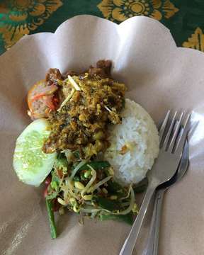 Makan siangku... Nasi campur ayam betutu & babi kecap 🐷🐔 #nasicampurayambetutu 
#nasicampurbali 
#nonhalal🐷 
#kulinerbali