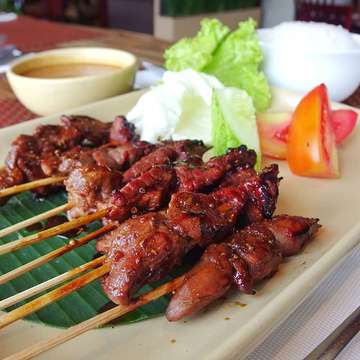 Ketika pengen makan Sate Maranggi tapi males jauh-jauh ke Purwakarta, mendingan ke @aryadutabandung aja deh. Udah jelas enak dan terbuat dari daging sapi berkualitas, dengan bumbu khas berempah, Sate Maranggi ini salah satu menu lokal spesial di hotel yang terletak di tengah kota Bandung. Laper? Ya makan dong! 😆
.
.
#sate #satay #satemaranggi #aryaduta #aryadutabandung #bandung #kuliner #culinary #kulinerbandung #traditional #food #amazingindonesiafood #indonesia #instafood #instagood #instalike #foodie #foodblogger #nyicip