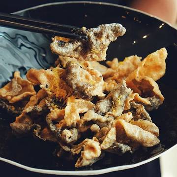 Delighful Crispy Salted Egg Fried Fish Skin at @houseofyuen of @fairmontjakarta ❤️ Freshly made and SERIOUSLY you’ve to have it! #eatandcapture #jktfoodbang #houseofyuen #fairmontjakarta #fairmonthotel #fairmont